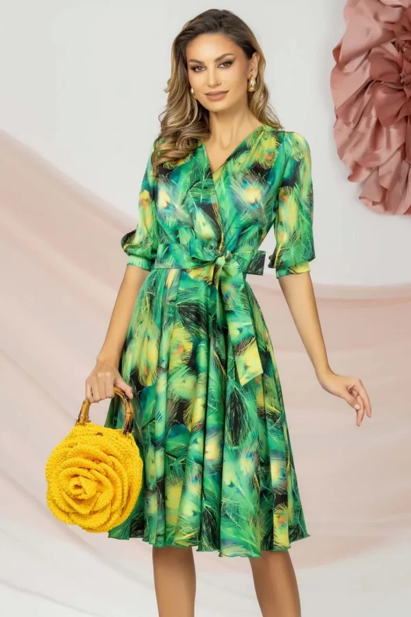 Rochie de zi eleganta in clos verde cu imprimeu pene de paun
