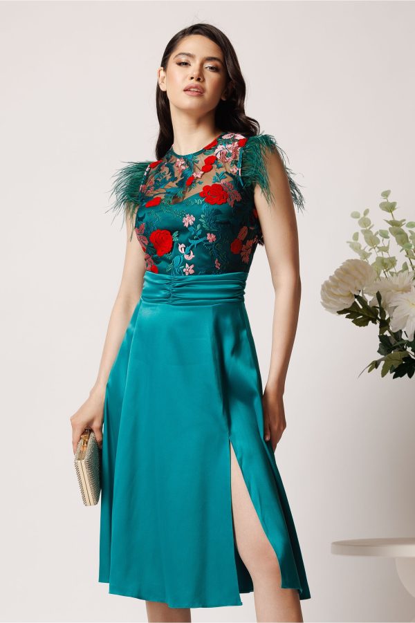 Rochie DY Fashion din satin verde cu broderie la bust si pene la umeri Rochie DY Fashion din satin verde cu broderie la bust si pene la umeri