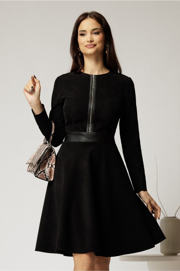 Rochie DY Fashion din stofa velur neagra cu fermoar metalic decorativ și inserții din piele Rochie DY Fashion din stofa velur neagra cu fermoar metalic decorativ și inserții din piele