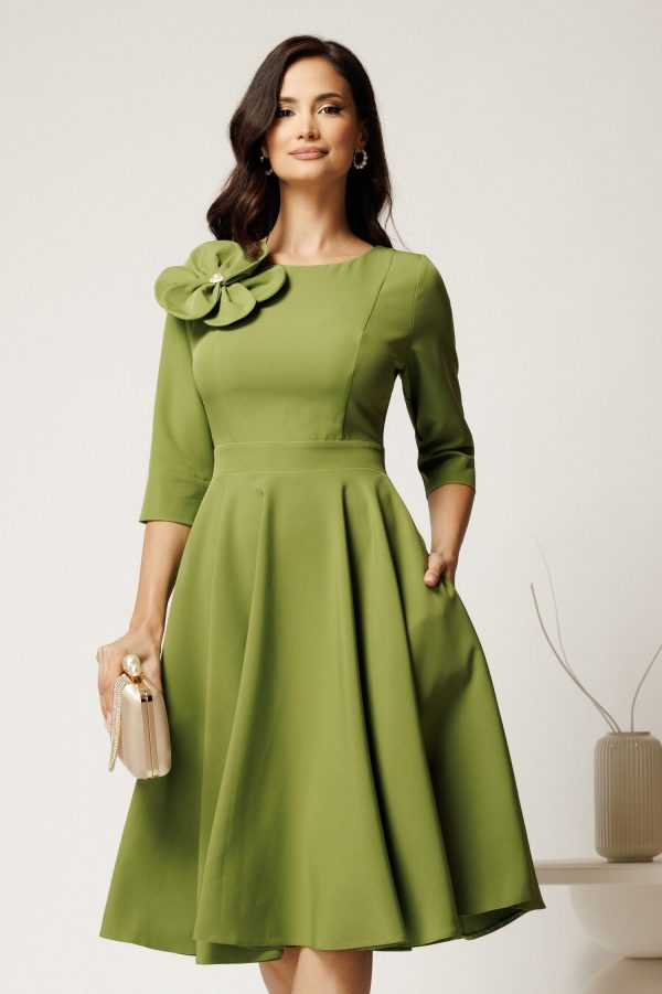 Rochie DY Fashion midi verde olive din stofa in clos cu floare maxi la bust