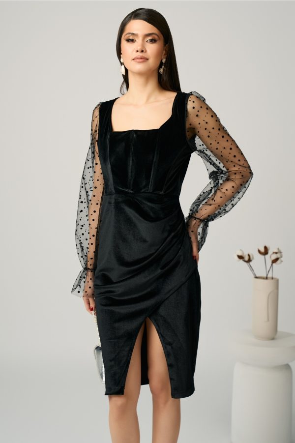 Rochie eleganta din catifea neagra cu maneci din tull cu buline Rochie eleganta din catifea neagra cu maneci din tull cu buline