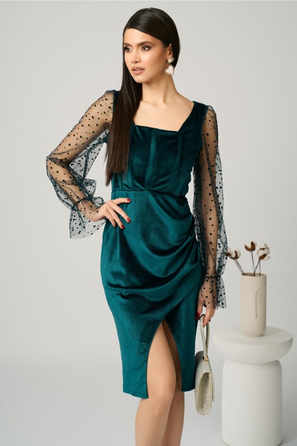 Rochie eleganta din catifea verde cu maneci din tull cu buline Rochie eleganta din catifea verde cu maneci din tull cu buline
