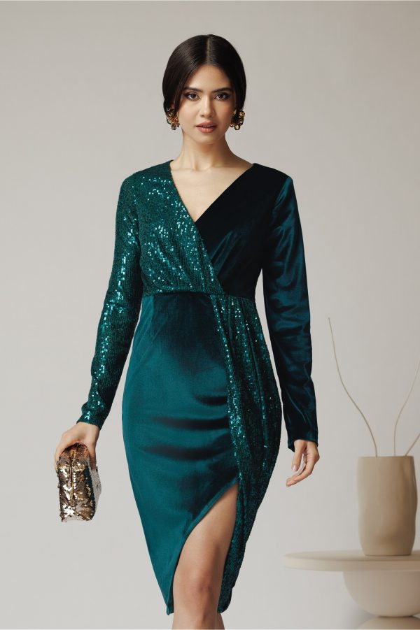 Rochie eleganta din catifea verde cu paiete pe o parte Rochie eleganta din catifea verde cu paiete pe o parte