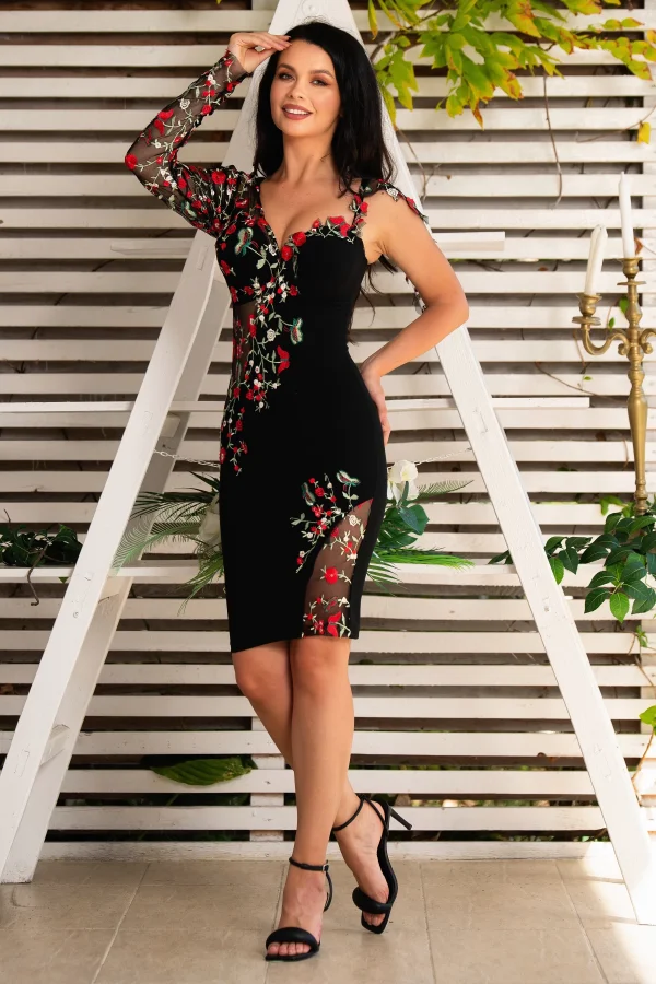 Rochie eleganta Edith cu trandafiri brodati si decupaje indraznete Rochie eleganta Edith cu trandafiri brodati si decupaje indraznete