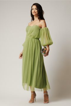 Rochie Luna lunga verde din voal plisat in clos cu umeri goi si maneci bufante