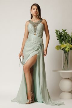 Rochie lunga verde mint din voal cu reflexii si strasuri la decolteu