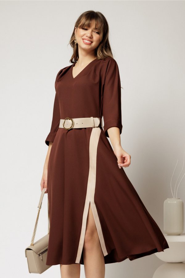 Rochie midi maro clos cu slit pe fusta Rochie midi maro clos cu slit pe fusta