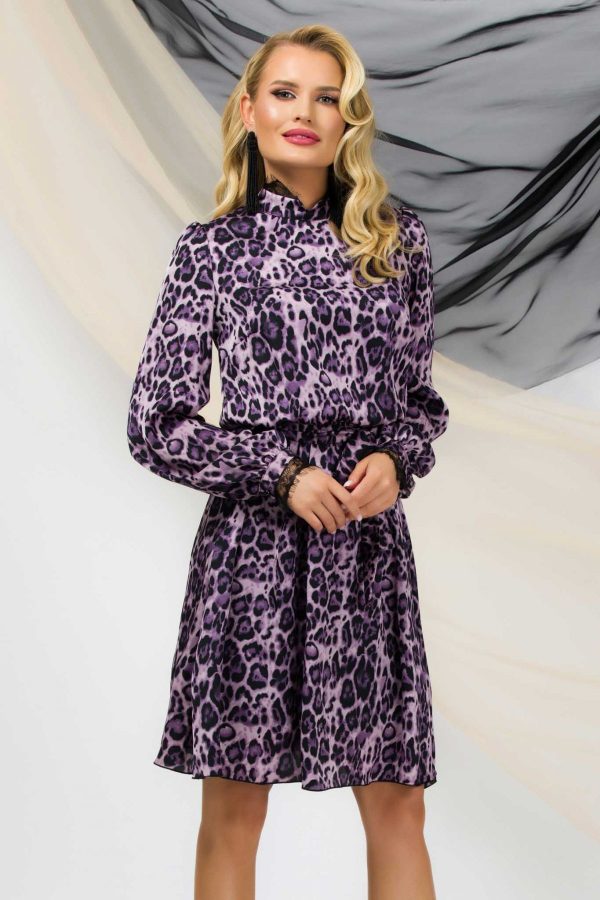 Rochie midi Pretty Girl leopard mov cu dantela la gat si mansete Rochie midi Pretty Girl leopard mov cu dantela la gat si mansete