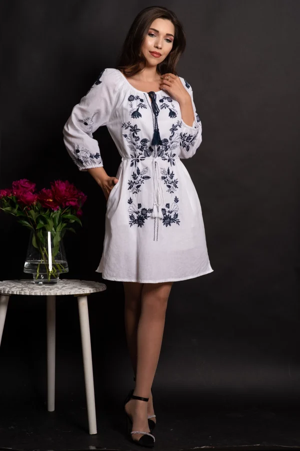 Rochie scurta traditionala din in Briseida cu broderie florala