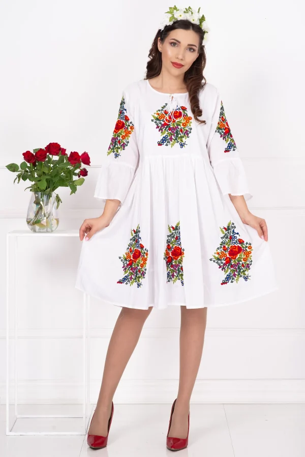 Rochie traditionala alba Angelica cu flori multicolore brodate Rochie traditionala alba Angelica cu flori multicolore brodate