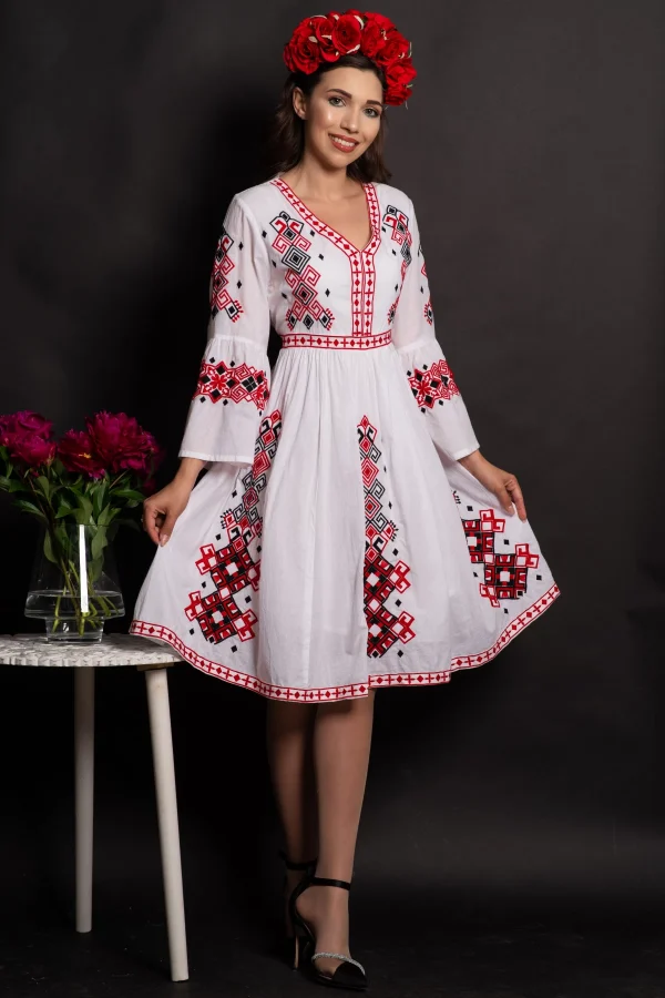 Rochie traditionala in clos Angelica cu broderie rosie si simbolul crucii Rochie traditionala in clos Angelica cu broderie rosie si simbolul crucii