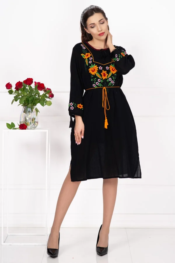 Rochie traditionala neagra Dafina cu flori orange brodate Rochie traditionala neagra Dafina cu flori orange brodate