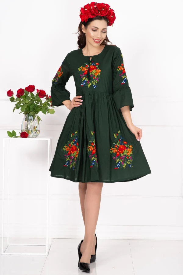 Rochie traditionala verde Angelica cu flori multicolore brodate Rochie traditionala verde Angelica cu flori multicolore brodate
