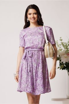 Rochie DY Fashion din viscoza lila cu imprimeu floral alb si cordon in talie