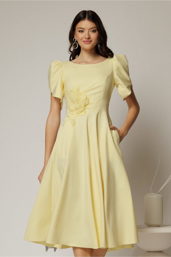 Rochie midi galbena de ocazie cu aplicatie in talie cu margele si maneci decupate Rochie midi galbena de ocazie cu aplicatie in talie cu margele si maneci decupate